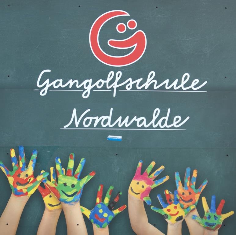 gangolfbild schulhof mit haenden